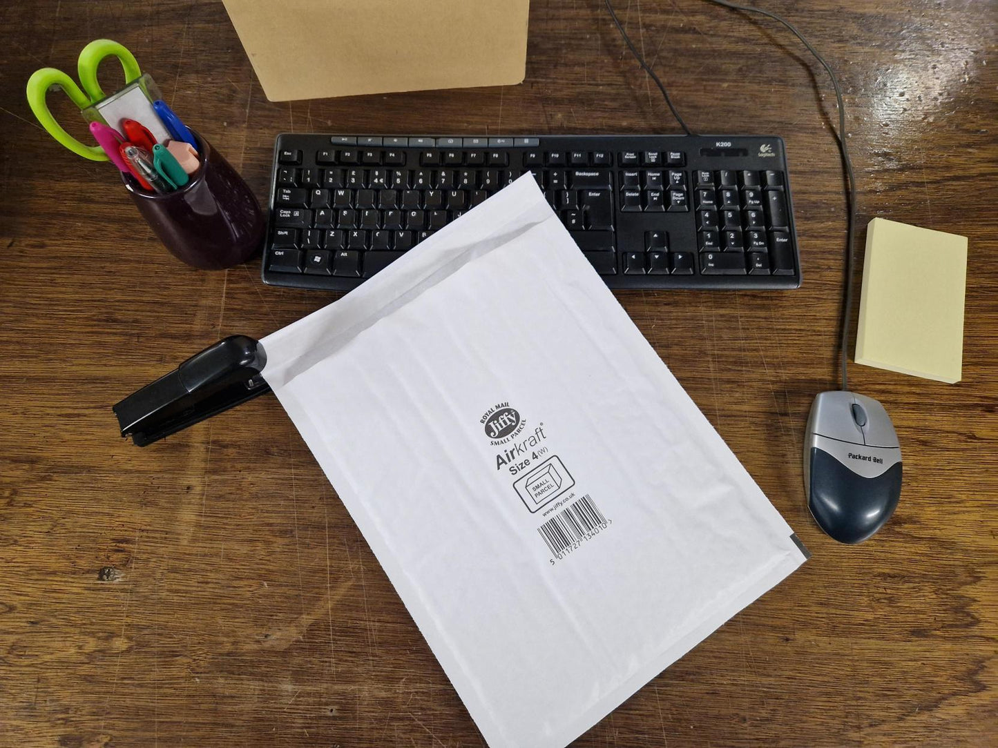 Jiffy Airkraft JL-4 White Bubble Lined Mailer, a compact Jiffy envelope measuring 270mm x 335mm, offering excellent protection during shipping.